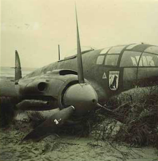 Das Flugzeug von vorn aufgenommen, Propeller und Bug sind zu sehen.