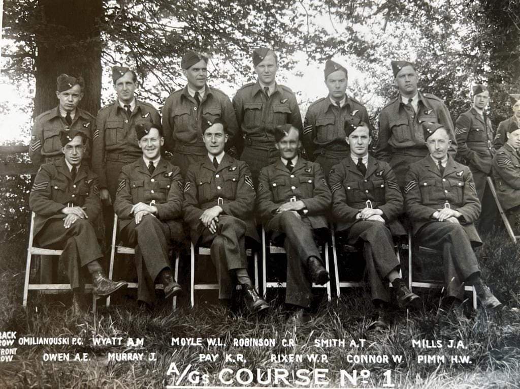 Gruppenfoto des Air Gunner Kurses No. 1 mit  Robinson und Owen.