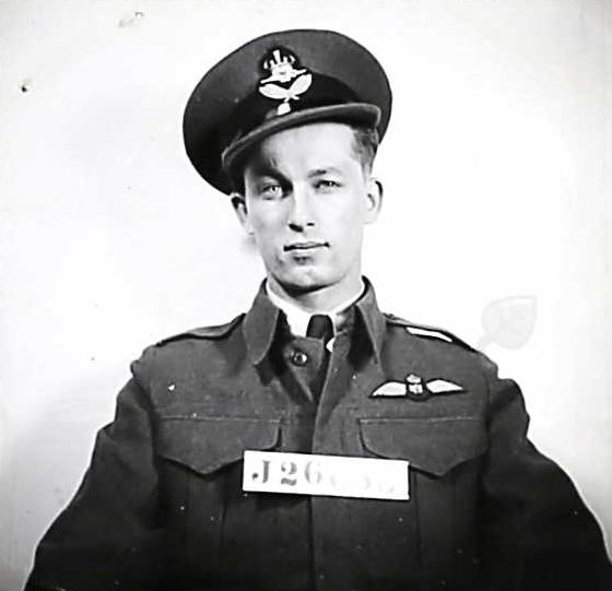 Portrait von F/Lt. Leslie Norman Laing.