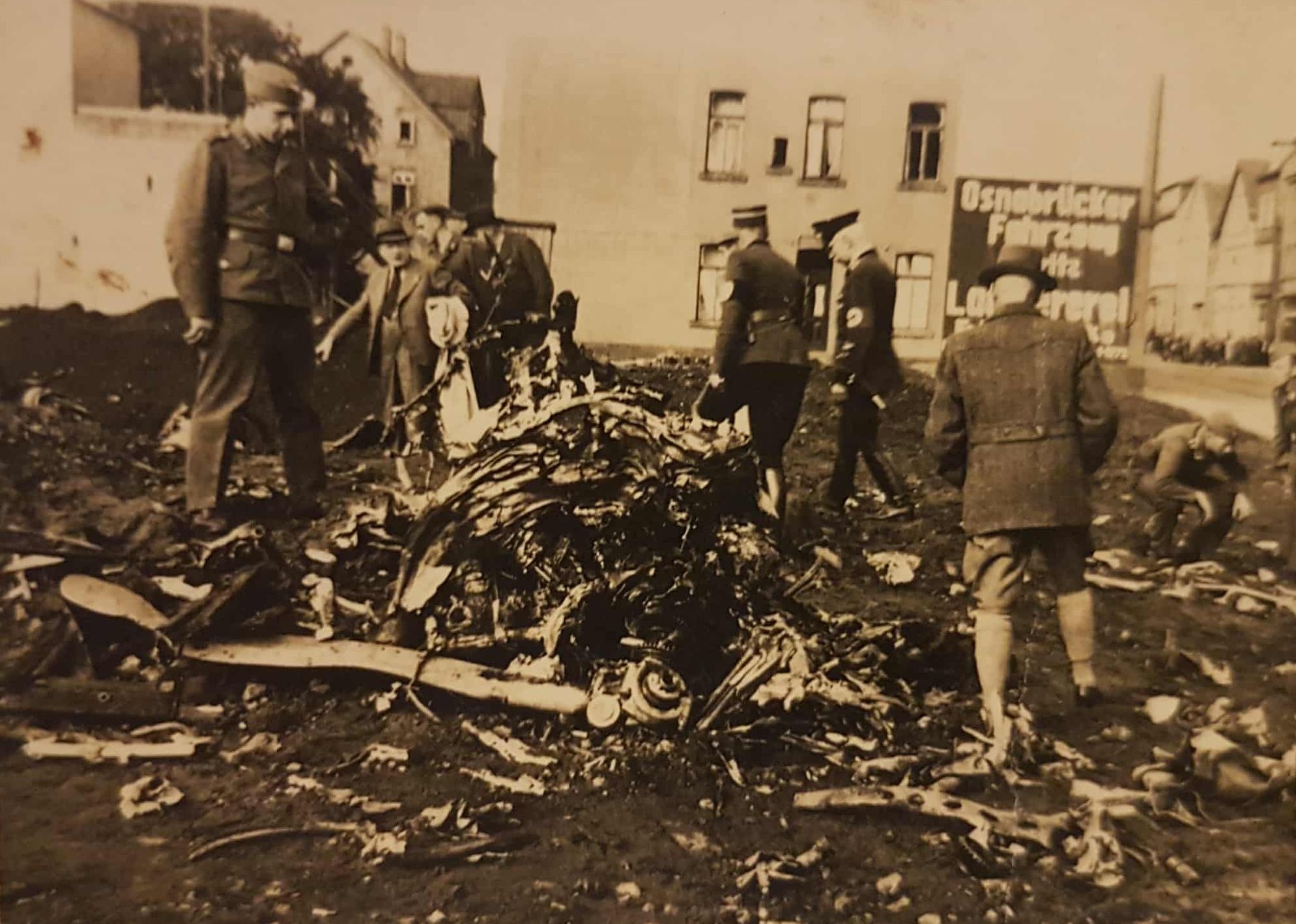 Das Trümmerfeld des Bombers.
