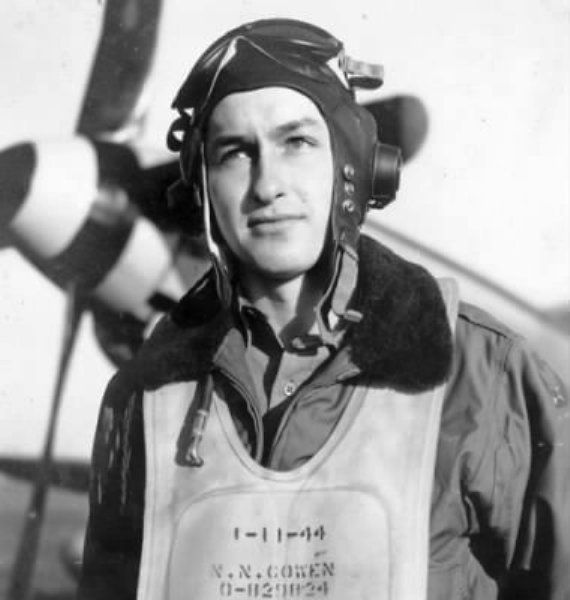 Portrait von Noah Nelson Cowen in seinem Flugzeug.