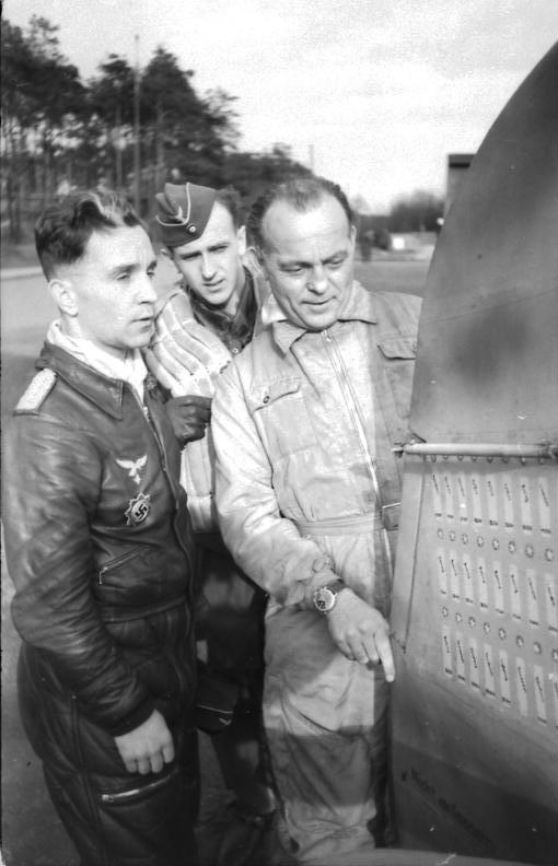 Major Specht 1944 mit Kurt Tank im Gespräch.