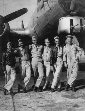 Gruppenfoto der Howard Crew cor einem Bomber.